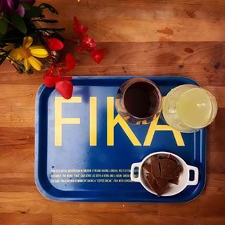 Sai cos’è la Fika Svedese? Se stai sghignazzando o ti stai indignando forse no. Ma c’entra parecchio con questo post.

Fine giornata.

Alla fine di ognuna di queste giornate ho bisogno di uno spazio nel quale fermare le cose, rilassarmi, fare qualcosa che non sia a incastro. Mi serve per godermi la casa, il tempo passato qui. Mi rendo conto sempre più spesso che il tempo a casa è un tempo che amo ma che in questa situazione riesco a godermi poco. Mi manca molto del mondo fuori di qui ma quando riesco a fare le cose con calma, anche in questo spazio sto bene.

Il momento in cui i bimbi vanno a dormire è anche quello in cui posso accendere le lampade soffuse, cercare qualcosa che mi piace su Netflix, riempire il bicchiere con qualcosa da sorseggiare davanti alla tv, mettermi a piedi nudi e cose così. Sono quei momenti in cui lascio andare senza dover dare giustificazioni il mio animo un po’ solitario. È il momento in cui non devo sentirmi in colpa se non scalpito per riprendere la vita lasciata fuori dalla porta due mesi fa. È il momento della giornata che aspetto e che mi diverto a disegnare proprio come piace a me.

Gli svedesi, del momento di relax (con caffè) ne hanno fatto una istituzione, una tradizione e, come vedi dal vassoio, un’attrazione turistica.

#relax #finegiornata #chicchiola #blog #fika #svezia #stoccolma #takeyourtime #scrivere #leggichetipassa #dettagli